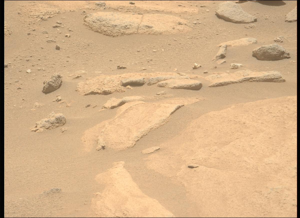 This image was taken by MCZ_LEFT onboard NASA's Mars rover Perseverance on Sol 913