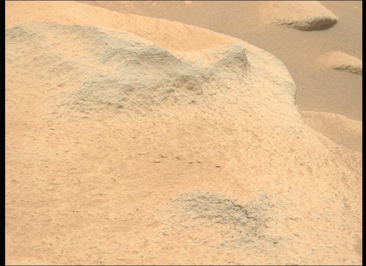 This image was taken by MCZ_LEFT onboard NASA's Mars rover Perseverance on Sol 913