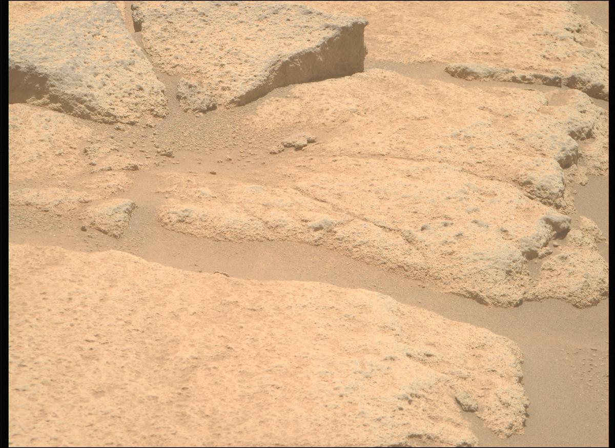 This image was taken by MCZ_RIGHT onboard NASA's Mars rover Perseverance on Sol 913