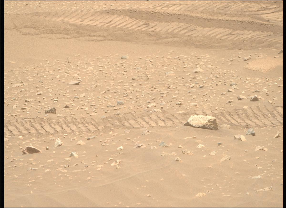 This image was taken by MCZ_RIGHT onboard NASA's Mars rover Perseverance on Sol 913