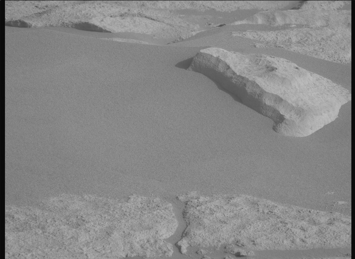 This image was taken by MCZ_LEFT onboard NASA's Mars rover Perseverance on Sol 916