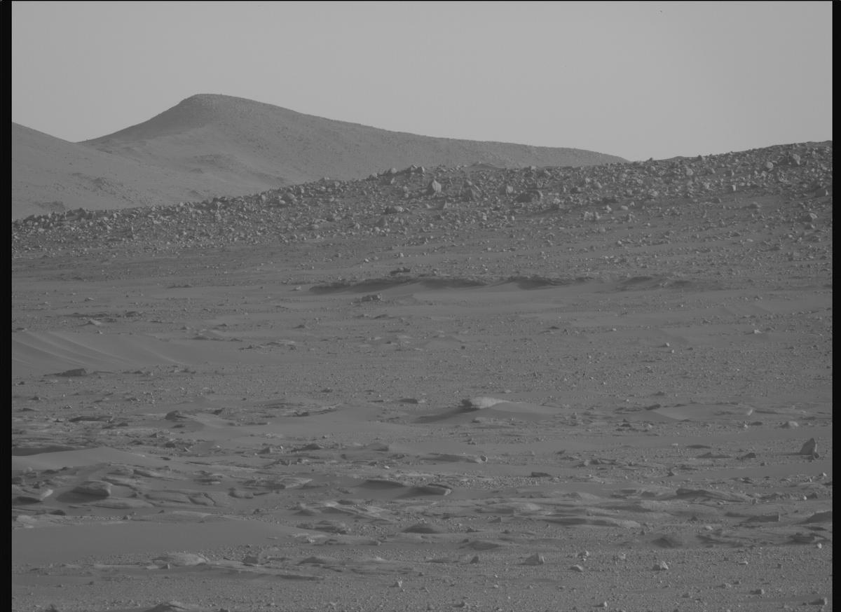 This image was taken by MCZ_RIGHT onboard NASA's Mars rover Perseverance on Sol 916