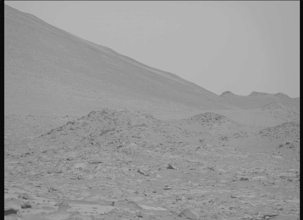 This image was taken by MCZ_RIGHT onboard NASA's Mars rover Perseverance on Sol 916