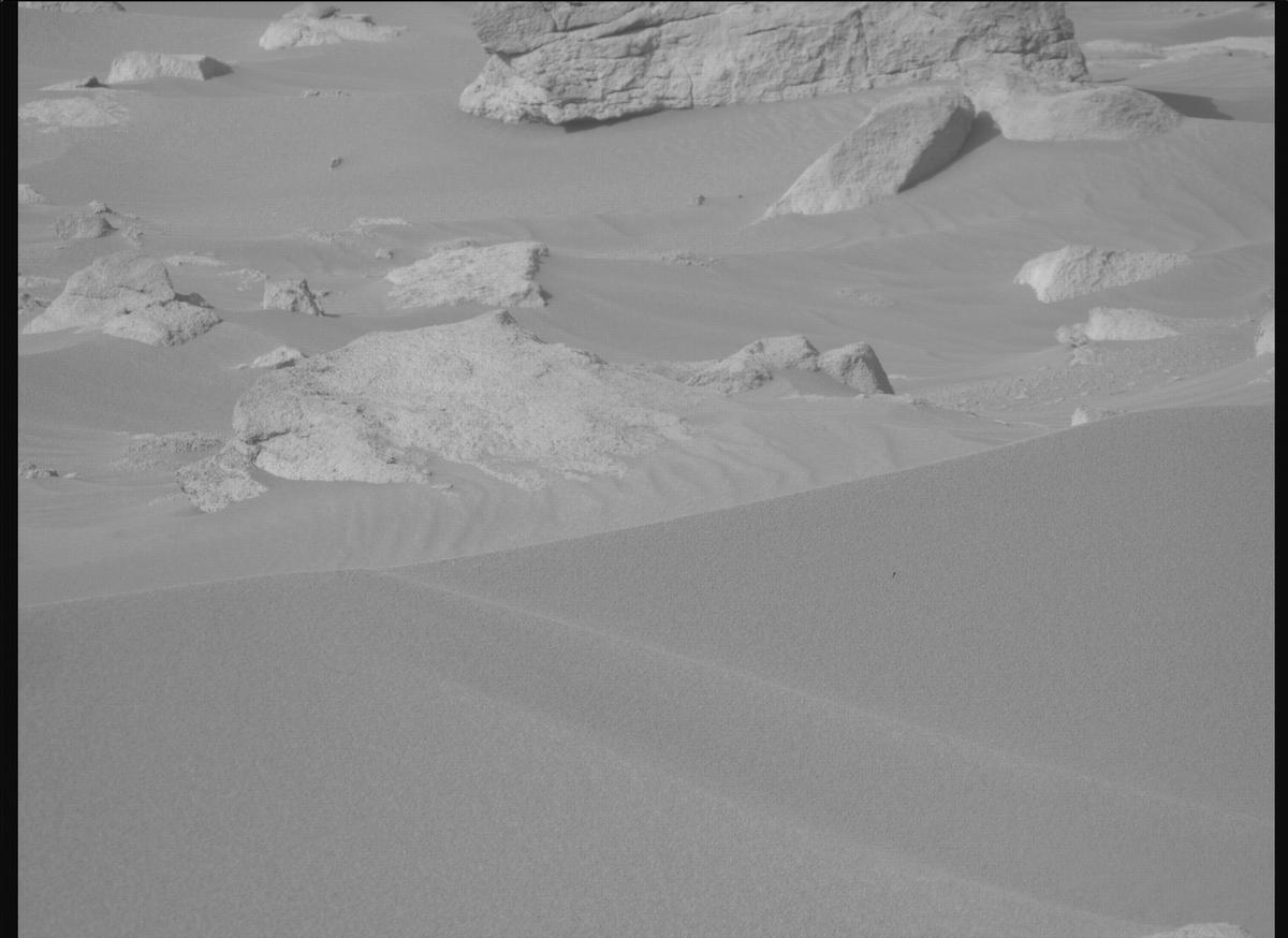 This image was taken by MCZ_RIGHT onboard NASA's Mars rover Perseverance on Sol 916