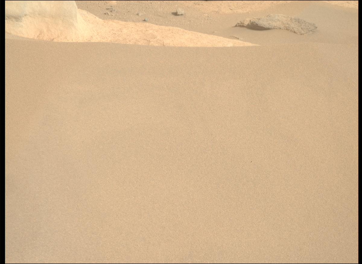 This image was taken by MCZ_RIGHT onboard NASA's Mars rover Perseverance on Sol 916