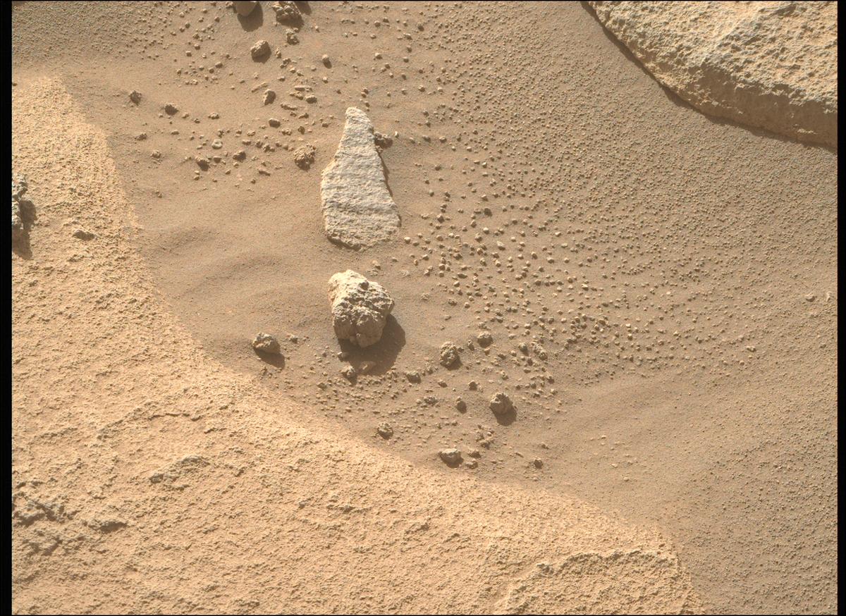 This image was taken by MCZ_RIGHT onboard NASA's Mars rover Perseverance on Sol 925