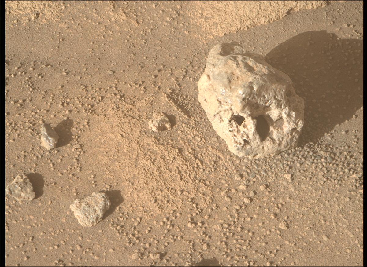 This image was taken by MCZ_RIGHT onboard NASA's Mars rover Perseverance on Sol 993