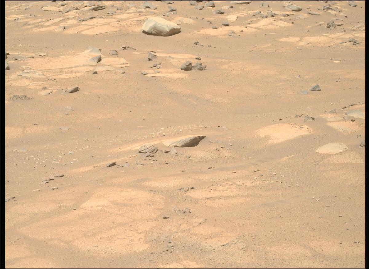 This image was taken by MCZ_RIGHT onboard NASA's Mars rover Perseverance on Sol 998