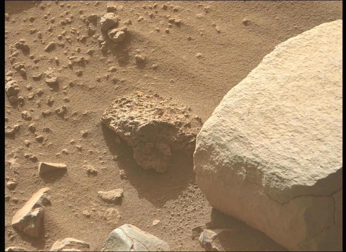 This image was taken by MCZ_LEFT onboard NASA's Mars rover Perseverance on Sol 999