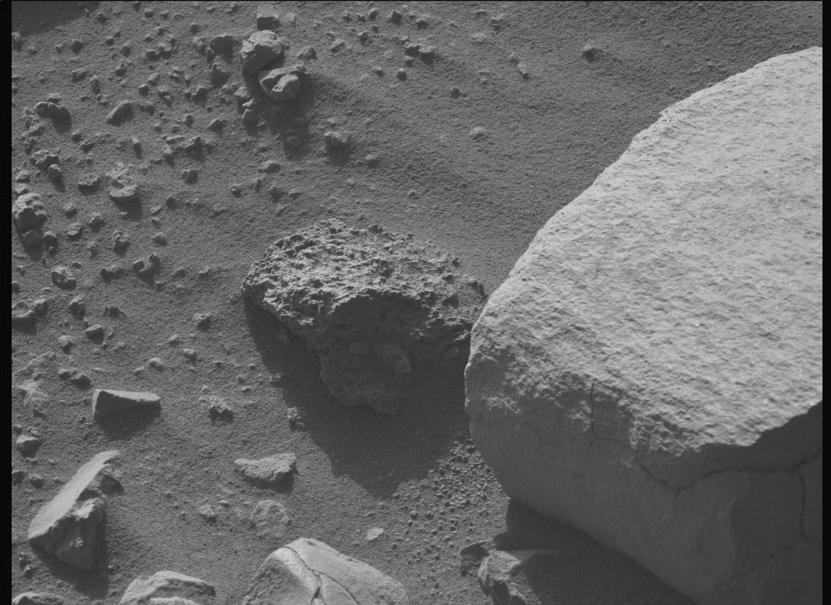 This image was taken by MCZ_LEFT onboard NASA's Mars rover Perseverance on Sol 999