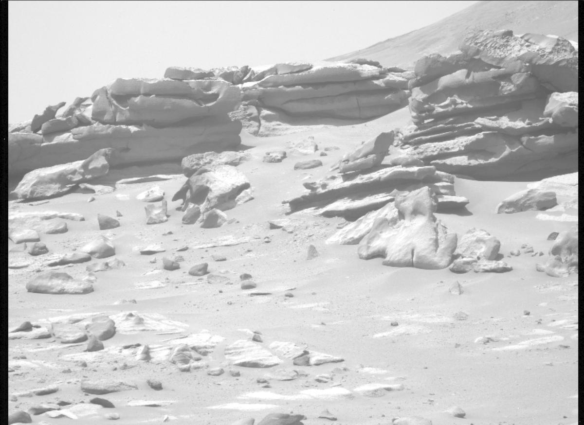 This image was taken by MCZ_LEFT onboard NASA's Mars rover Perseverance on Sol 999