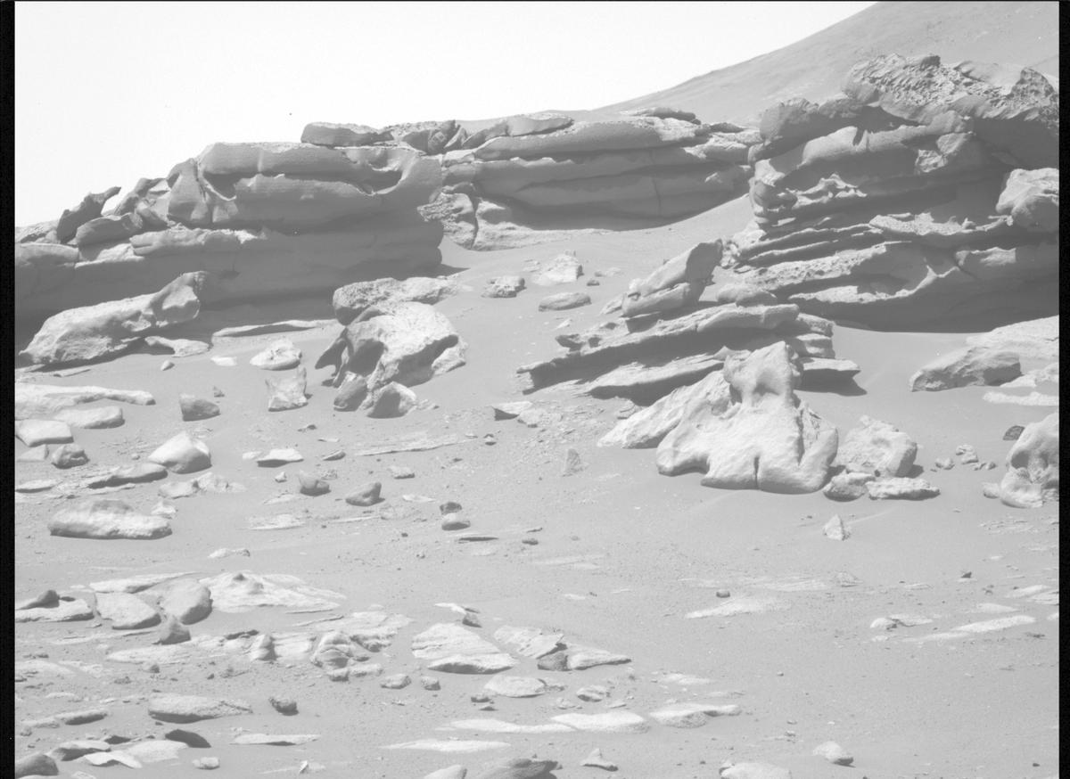 This image was taken by MCZ_LEFT onboard NASA's Mars rover Perseverance on Sol 999