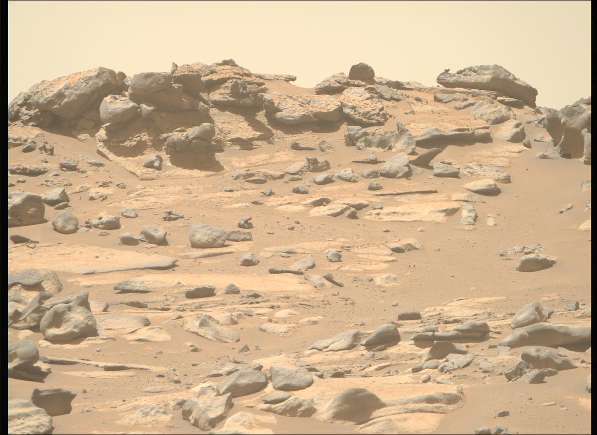 This image was taken by MCZ_RIGHT onboard NASA's Mars rover Perseverance on Sol 999