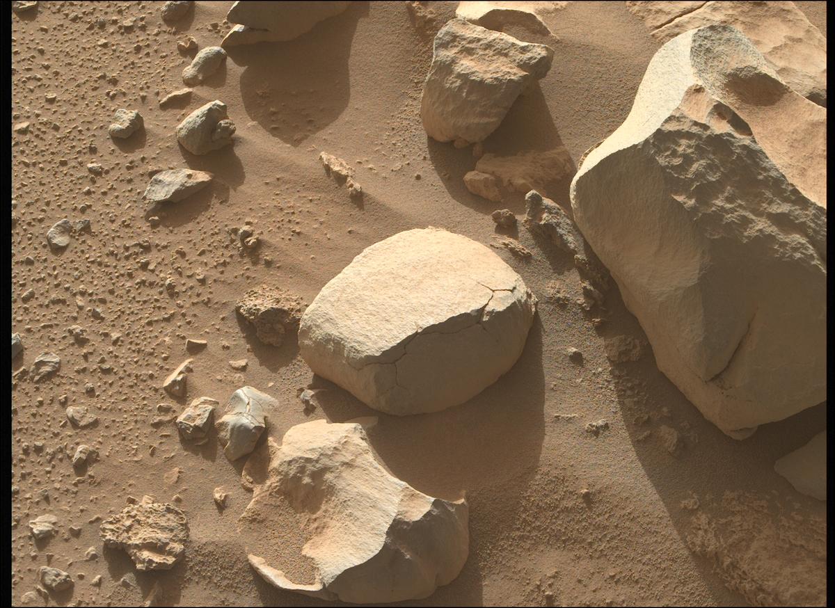 This image was taken by MCZ_RIGHT onboard NASA's Mars rover Perseverance on Sol 999