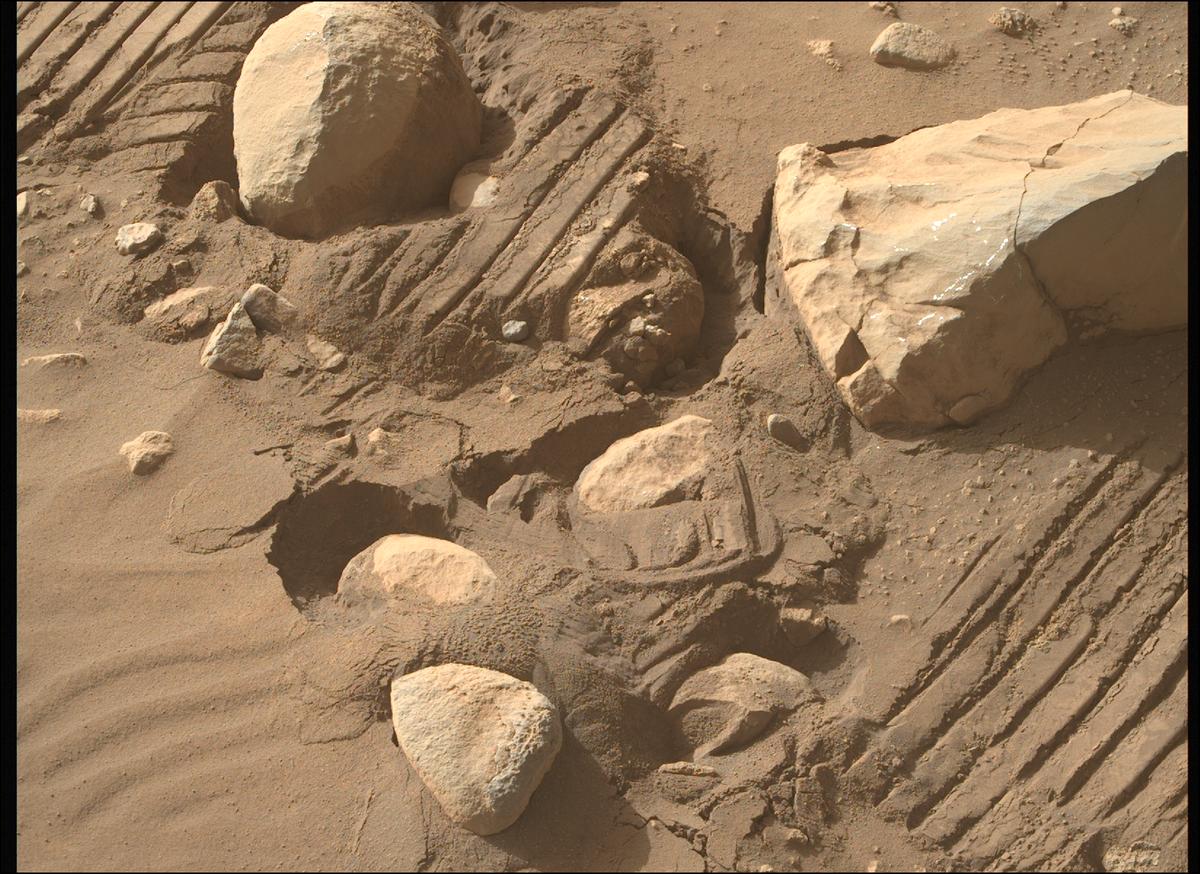 This image was taken by MCZ_RIGHT onboard NASA's Mars rover Perseverance on Sol 1001