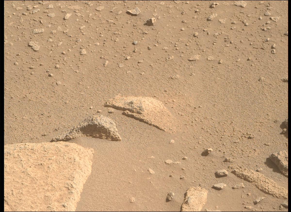 This image was taken by MCZ_RIGHT onboard NASA's Mars rover Perseverance on Sol 1002
