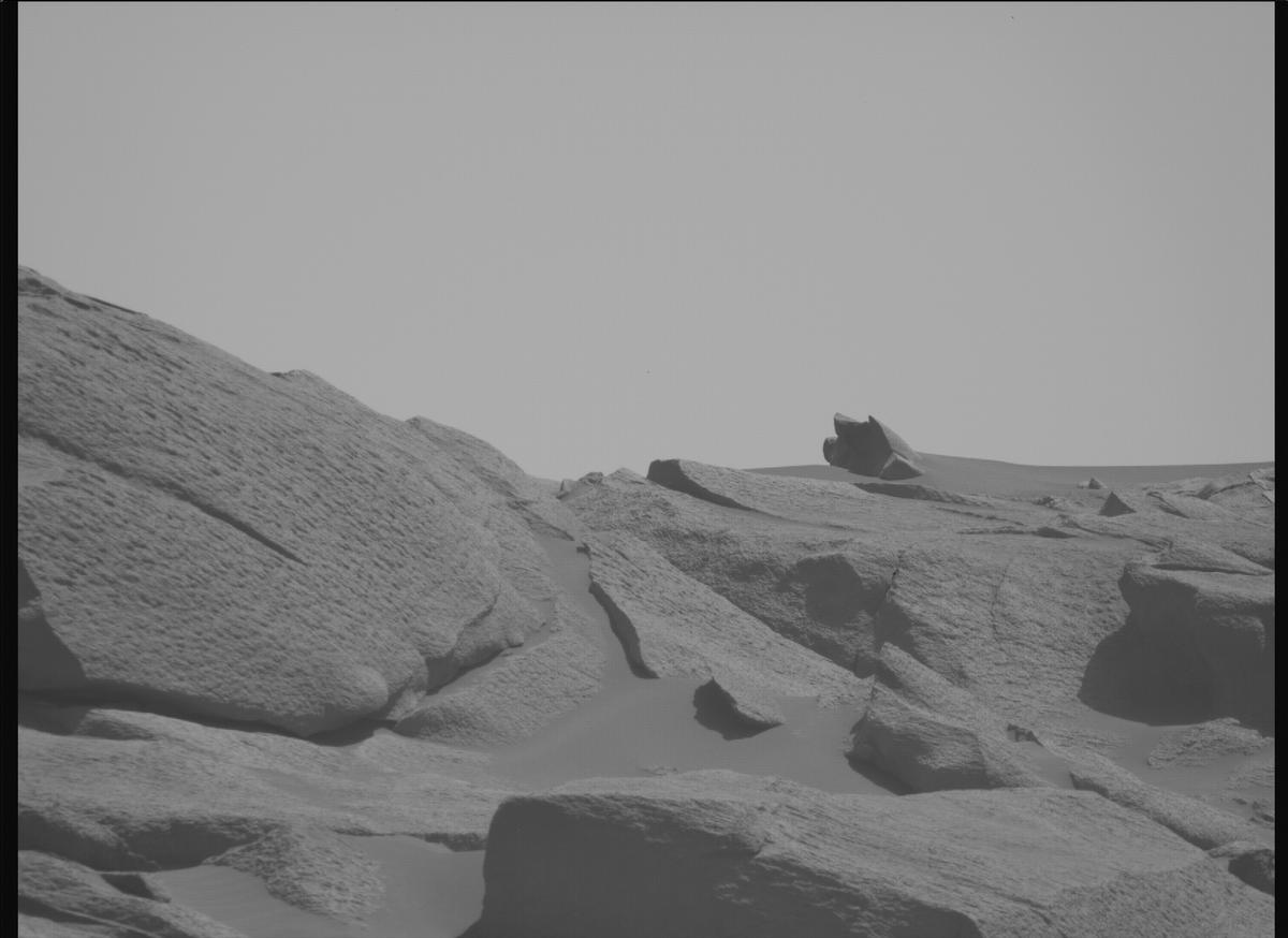 This image was taken by MCZ_RIGHT onboard NASA's Mars rover Perseverance on Sol 1009