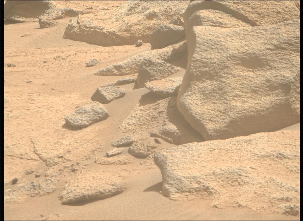 This image was taken by MCZ_RIGHT onboard NASA's Mars rover Perseverance on Sol 1027