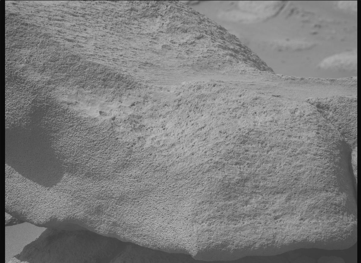 This image was taken by MCZ_RIGHT onboard NASA's Mars rover Perseverance on Sol 1032