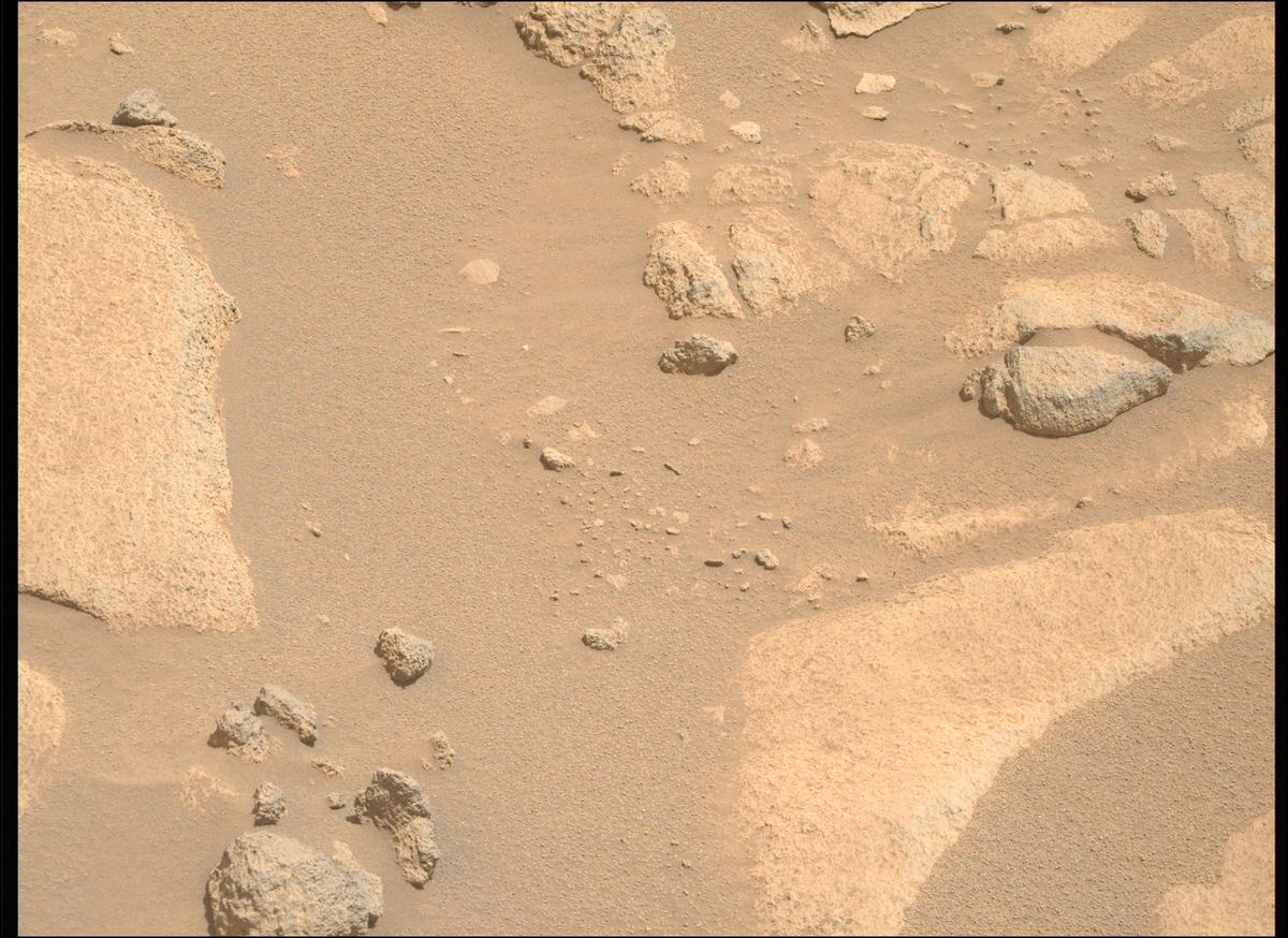 This image was taken by MCZ_RIGHT onboard NASA's Mars rover Perseverance on Sol 1032