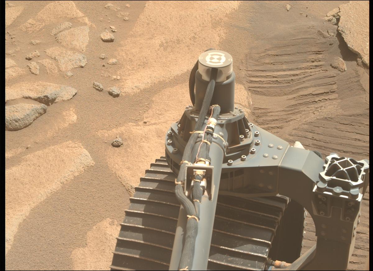 This image was taken by MCZ_RIGHT onboard NASA's Mars rover Perseverance on Sol 1032