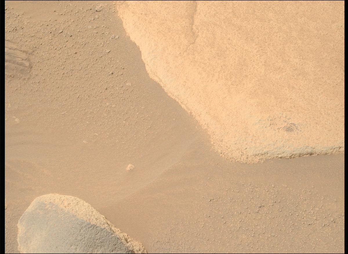 This image was taken by MCZ_RIGHT onboard NASA's Mars rover Perseverance on Sol 1032