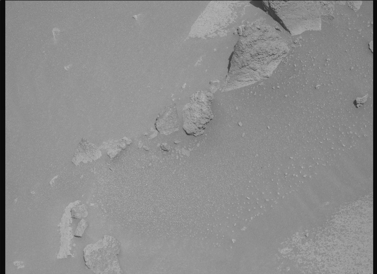 This image was taken by MCZ_RIGHT onboard NASA's Mars rover Perseverance on Sol 1033