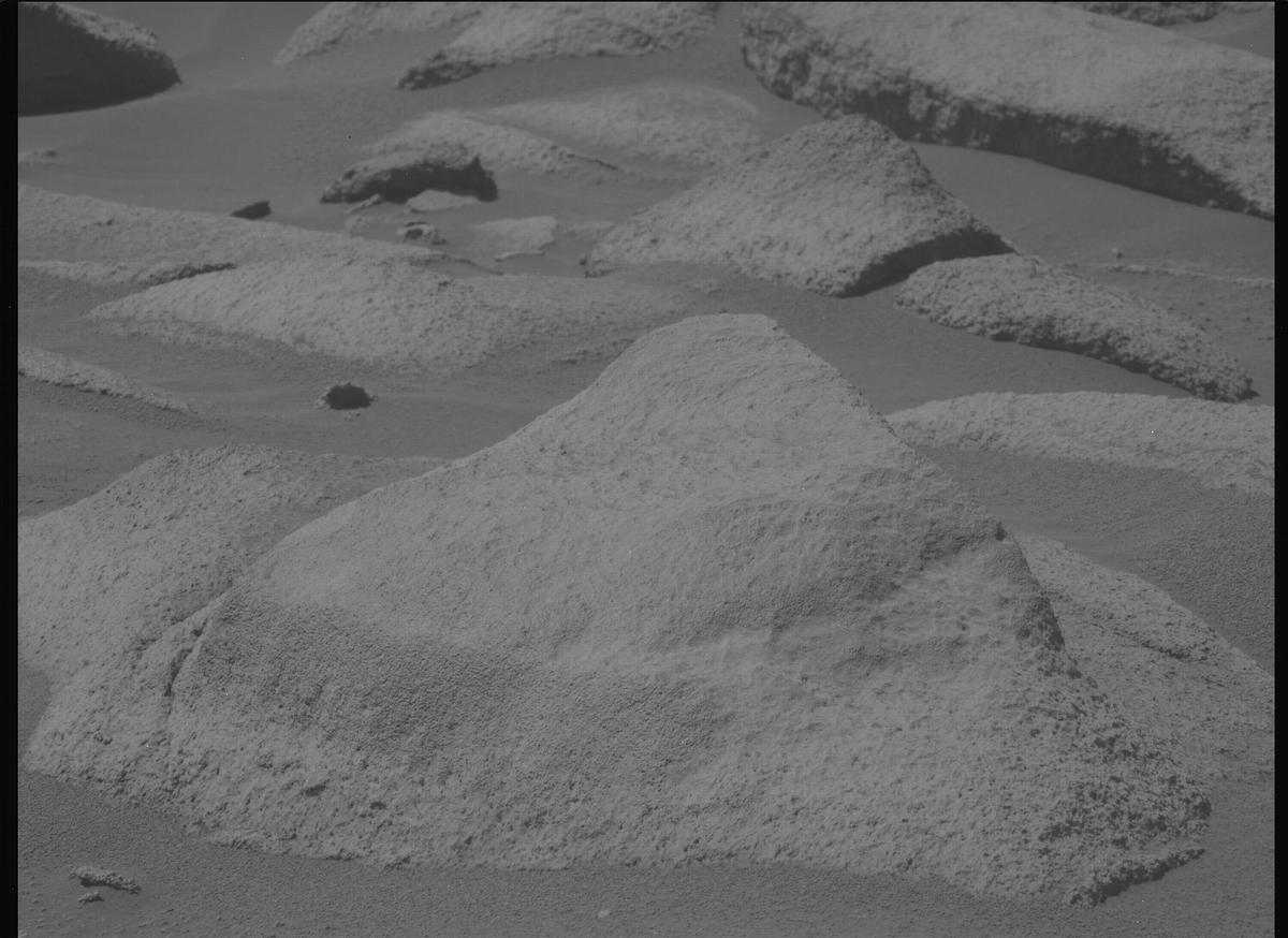 This image was taken by MCZ_LEFT onboard NASA's Mars rover Perseverance on Sol 1034