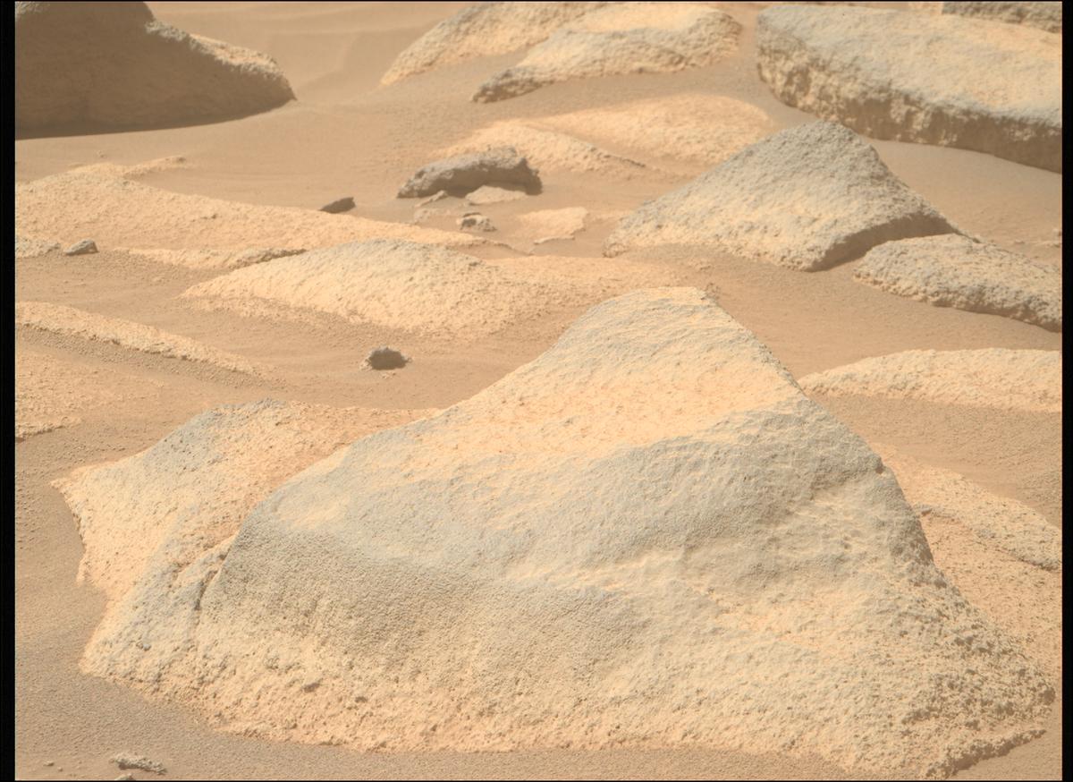 This image was taken by MCZ_RIGHT onboard NASA's Mars rover Perseverance on Sol 1034
