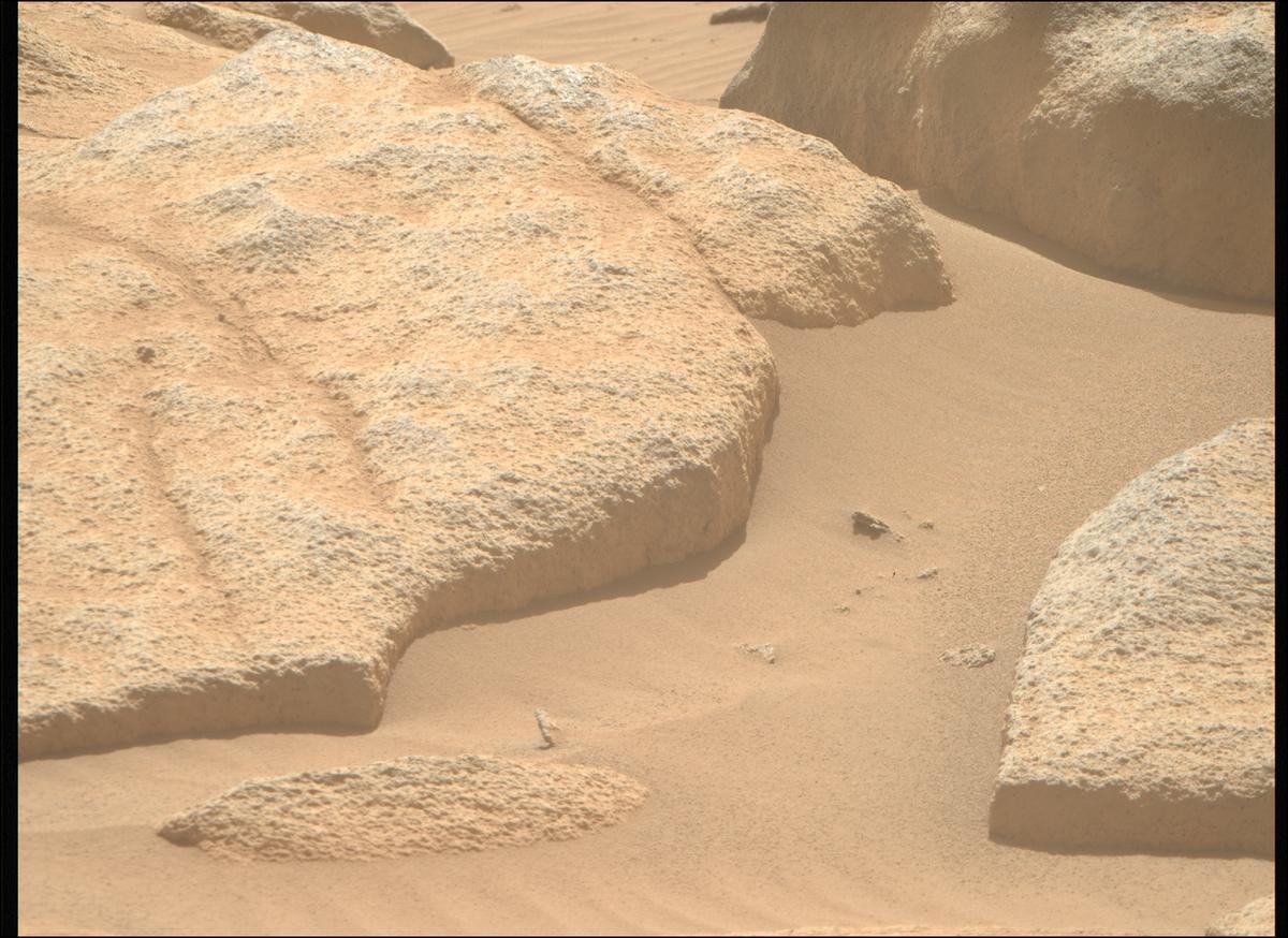 This image was taken by MCZ_RIGHT onboard NASA's Mars rover Perseverance on Sol 1034