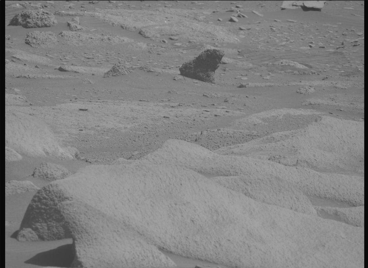 This image was taken by MCZ_RIGHT onboard NASA's Mars rover Perseverance on Sol 1034
