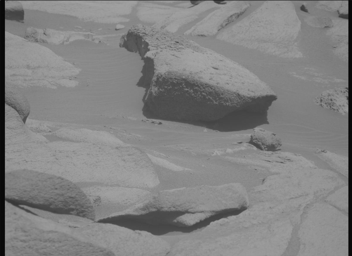 This image was taken by MCZ_RIGHT onboard NASA's Mars rover Perseverance on Sol 1034