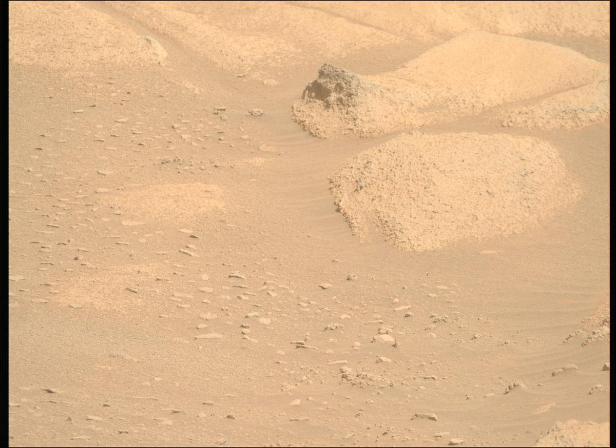 This image was taken by MCZ_RIGHT onboard NASA's Mars rover Perseverance on Sol 1034