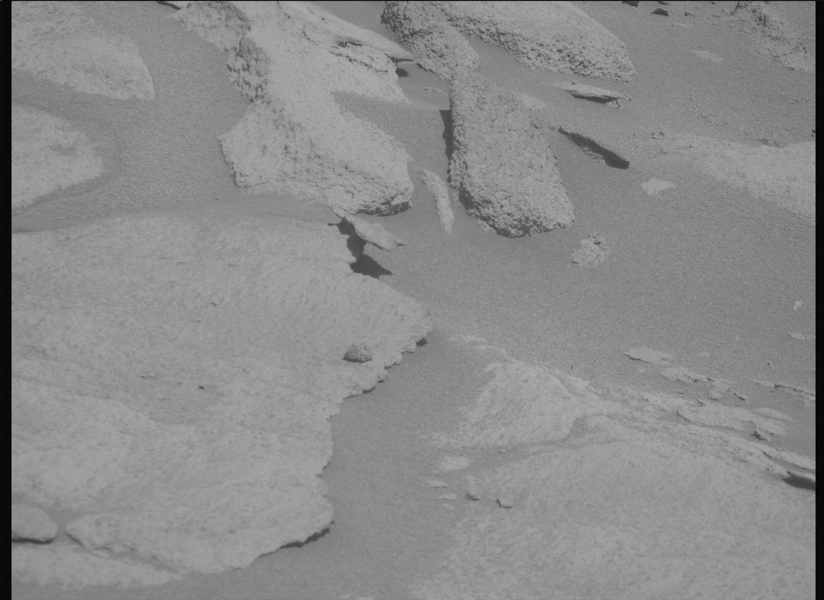 This image was taken by MCZ_RIGHT onboard NASA's Mars rover Perseverance on Sol 1034