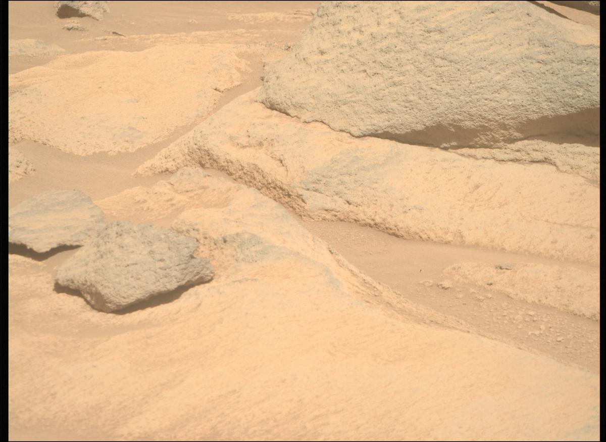 This image was taken by MCZ_RIGHT onboard NASA's Mars rover Perseverance on Sol 1034