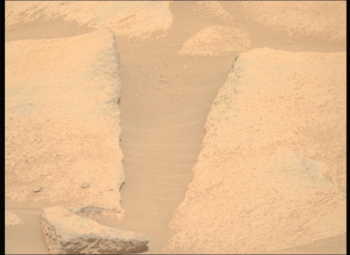 This image was taken by MCZ_RIGHT onboard NASA's Mars rover Perseverance on Sol 1034