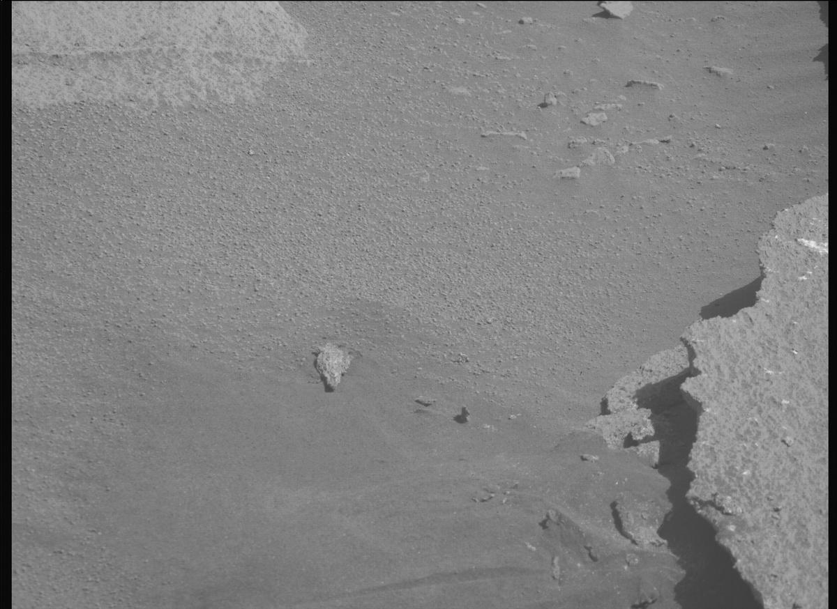 This image was taken by MCZ_RIGHT onboard NASA's Mars rover Perseverance on Sol 1034