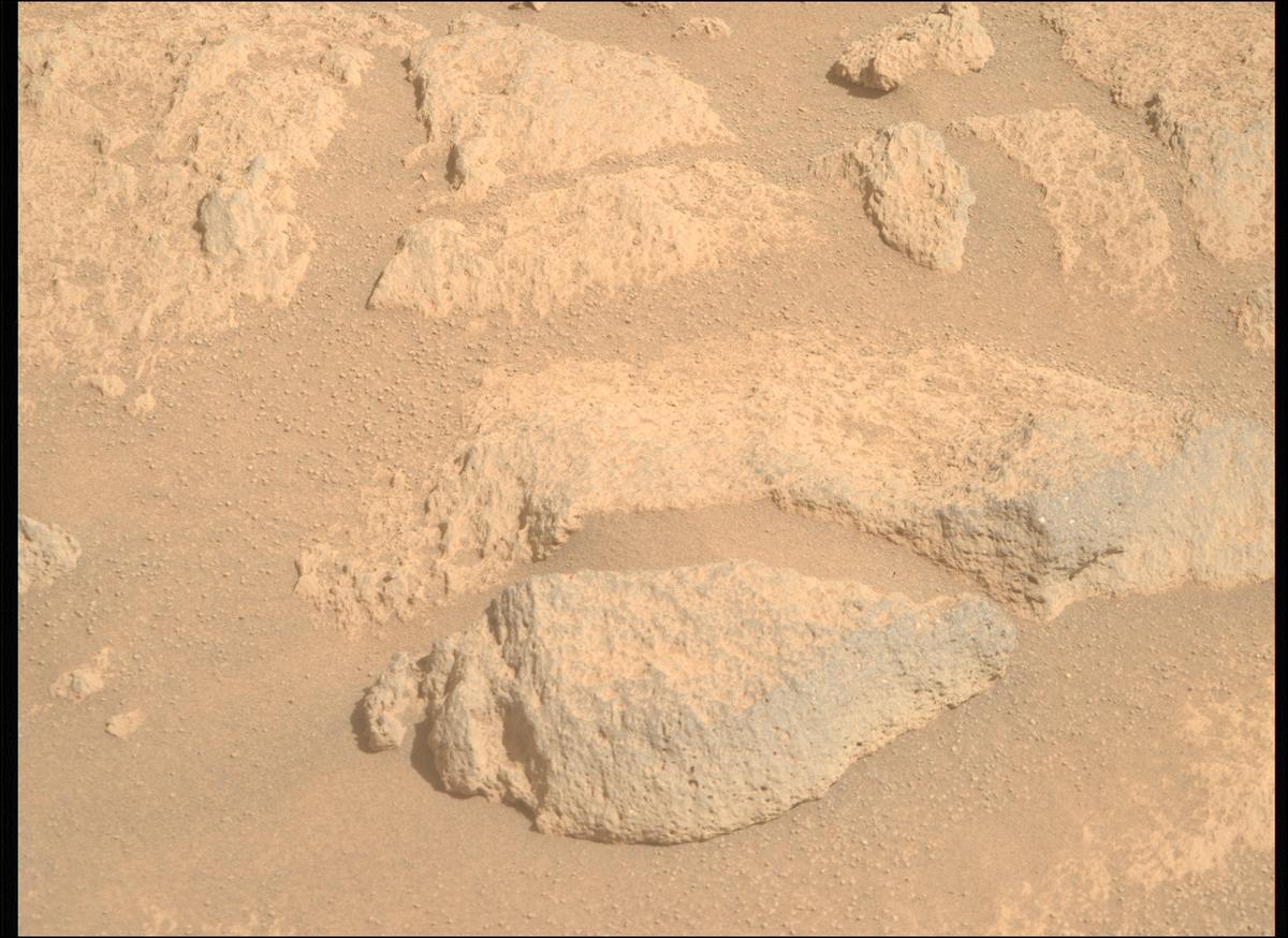 This image was taken by MCZ_RIGHT onboard NASA's Mars rover Perseverance on Sol 1034