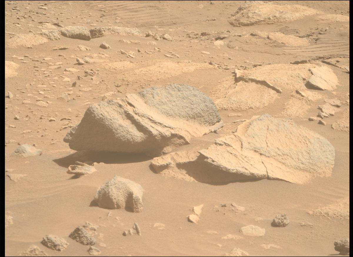 This image was taken by MCZ_RIGHT onboard NASA's Mars rover Perseverance on Sol 1035