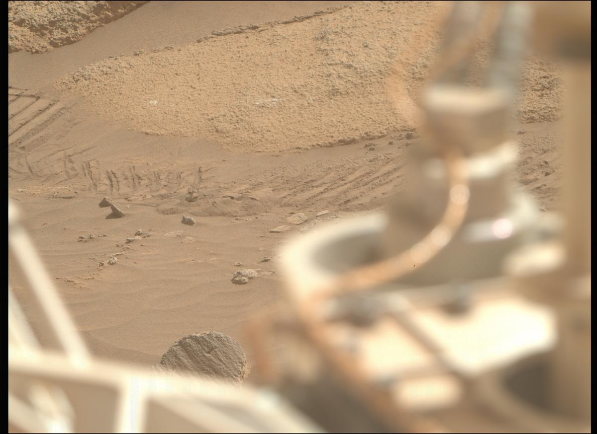 This image was taken by MCZ_RIGHT onboard NASA's Mars rover Perseverance on Sol 1035