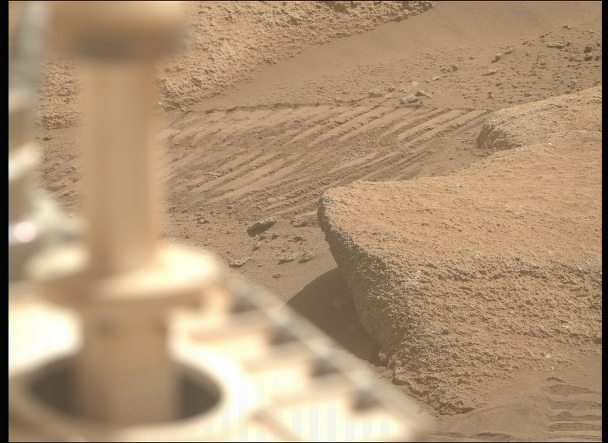 This image was taken by MCZ_RIGHT onboard NASA's Mars rover Perseverance on Sol 1035