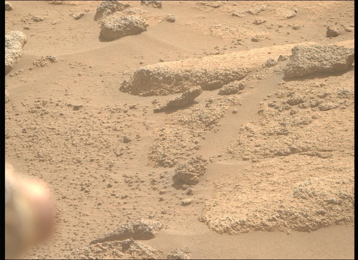 This image was taken by MCZ_RIGHT onboard NASA's Mars rover Perseverance on Sol 1035