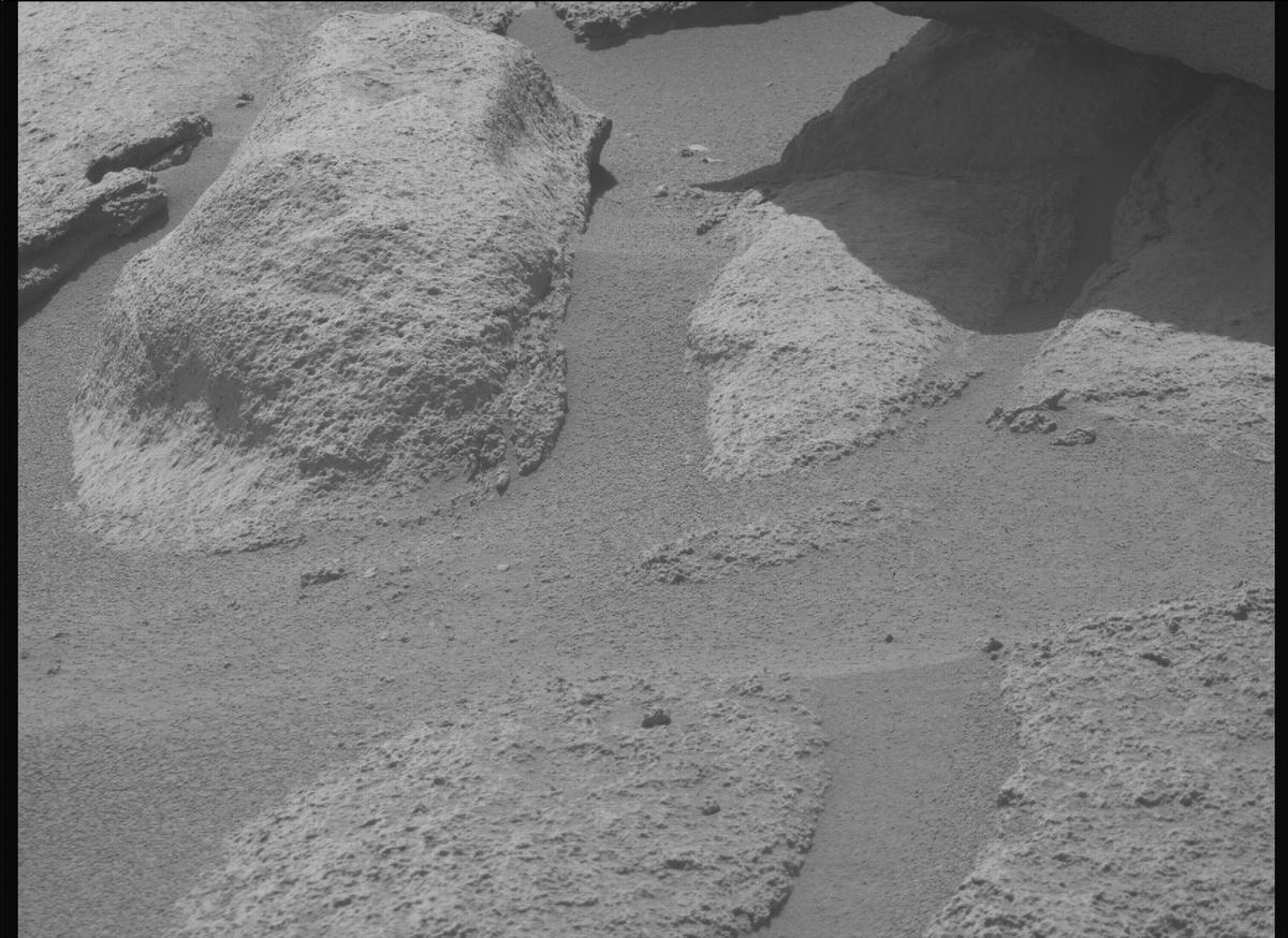 This image was taken by MCZ_RIGHT onboard NASA's Mars rover Perseverance on Sol 1035
