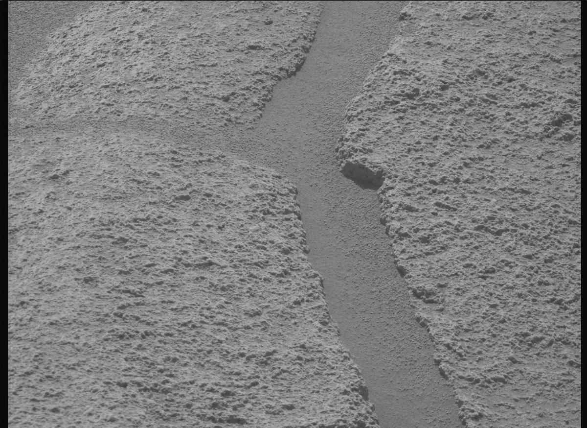 This image was taken by MCZ_RIGHT onboard NASA's Mars rover Perseverance on Sol 1035