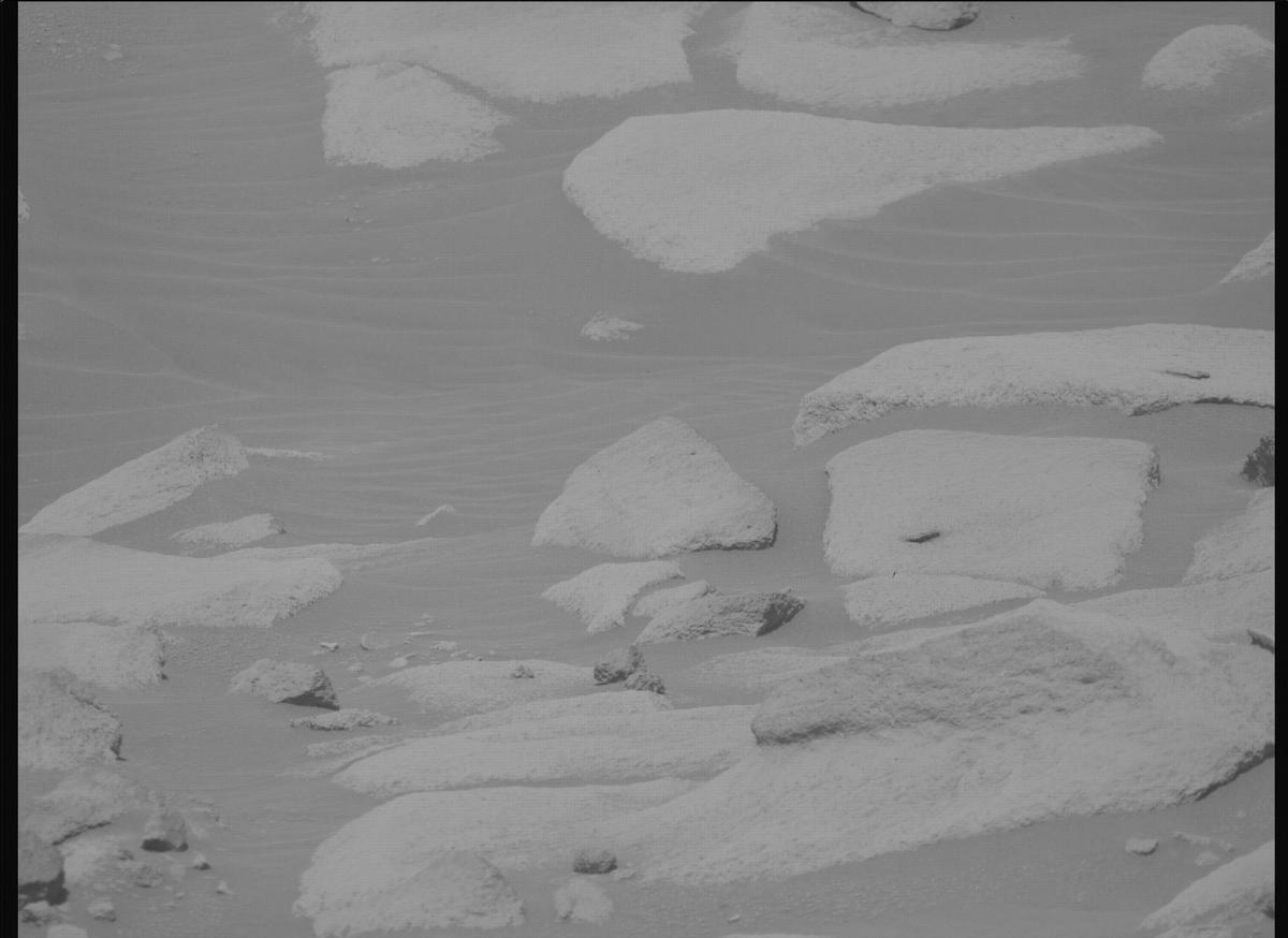 This image was taken by MCZ_RIGHT onboard NASA's Mars rover Perseverance on Sol 1035
