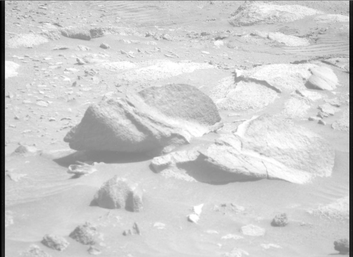This image was taken by MCZ_RIGHT onboard NASA's Mars rover Perseverance on Sol 1035