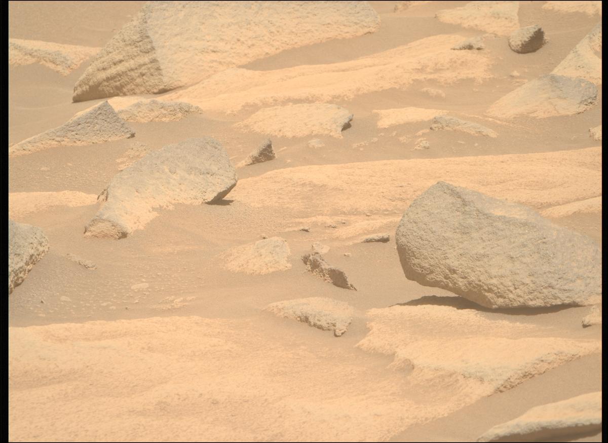 This image was taken by MCZ_RIGHT onboard NASA's Mars rover Perseverance on Sol 1037