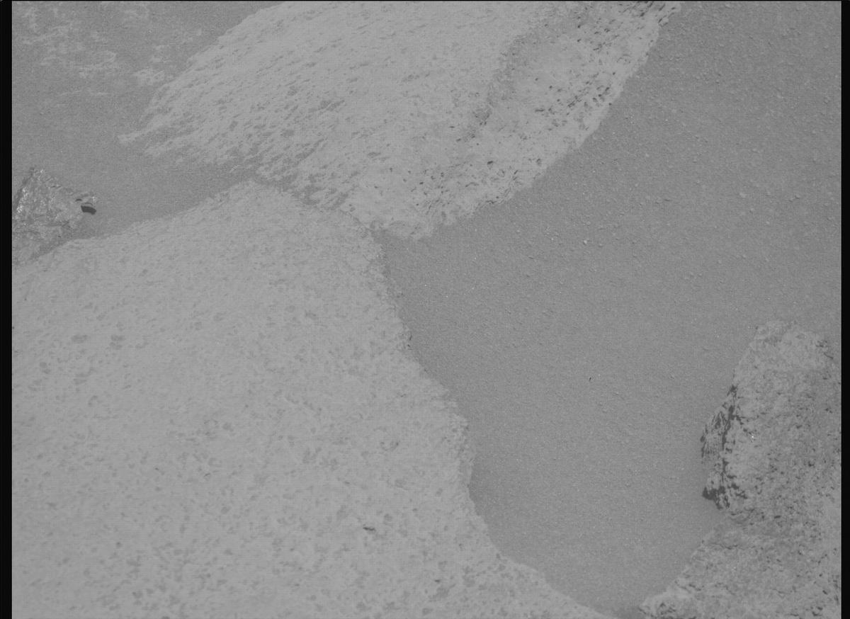 This image was taken by MCZ_RIGHT onboard NASA's Mars rover Perseverance on Sol 1037
