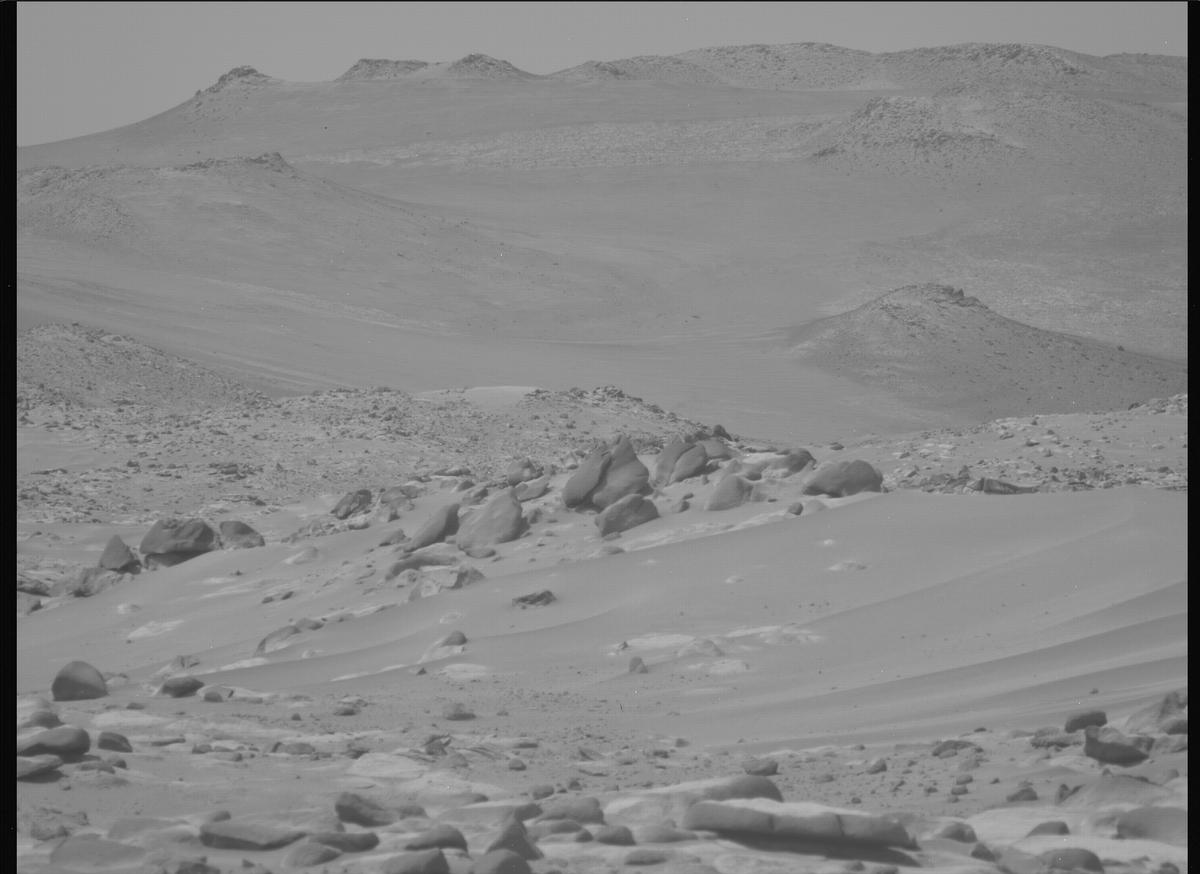 This image was taken by MCZ_LEFT onboard NASA's Mars rover Perseverance on Sol 1039
