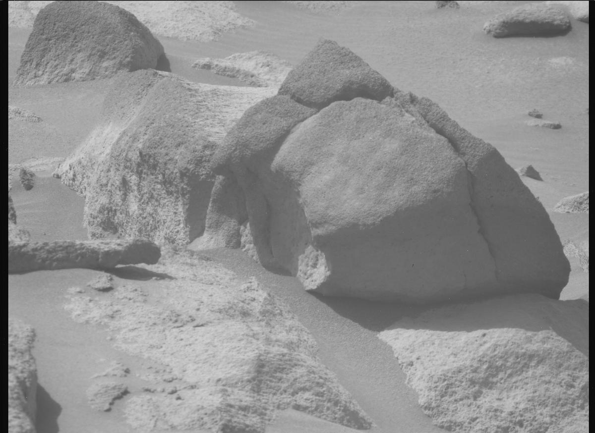 This image was taken by MCZ_RIGHT onboard NASA's Mars rover Perseverance on Sol 1039